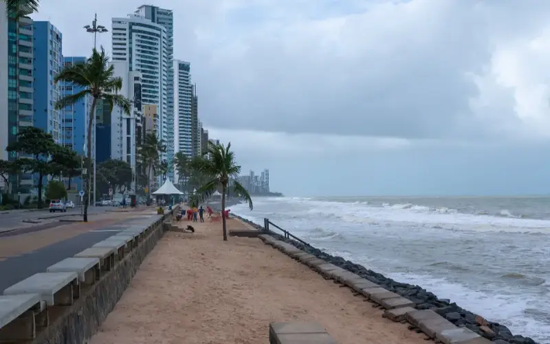 Orla de Boa Viagem com a maré cheia