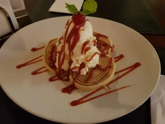 Fatia de bolo de rolo com sorvete