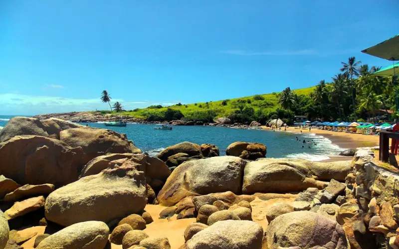 Pedras e mar azul em Calhetas