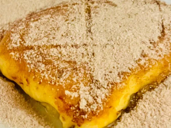 Close da cartola: queijo derretido com açúcar e canela