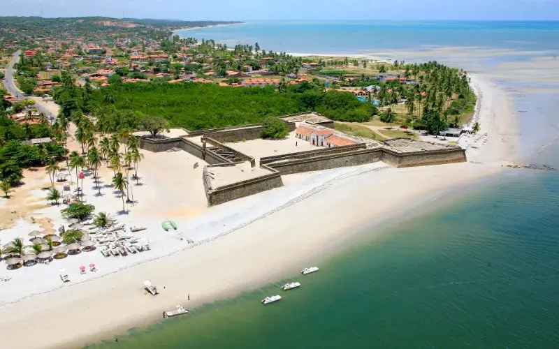 Forte Orange e a praia vistos do alto