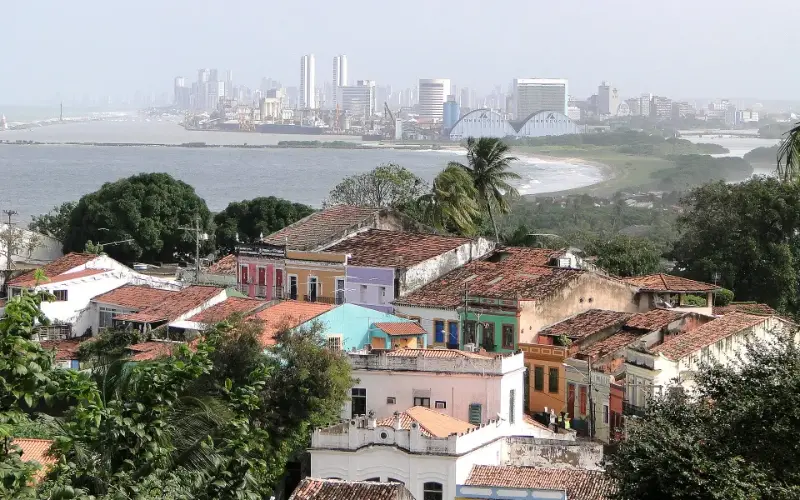 Chevrolet Onix Plus com Olinda e o Recife ao fundo