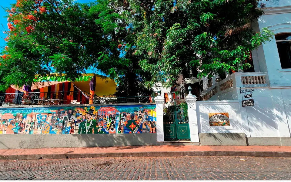 Fachada da Pousada dos Quatro Cantos, com o mural do carnaval de Olinda