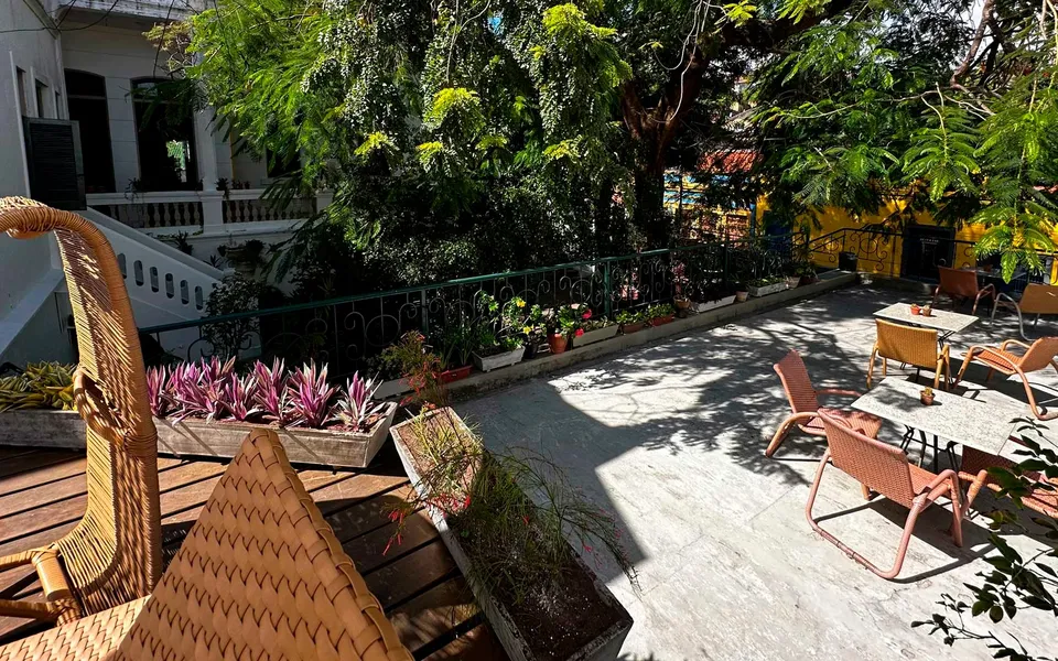 Terraço da pousada, à sombra das árvores